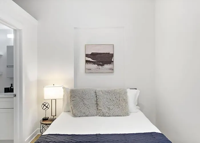 With Laundry, Near Shops! - Montrose Rep Apartamento