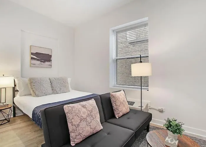 With Laundry, Near Shops! - Montrose Rep Apartamento
