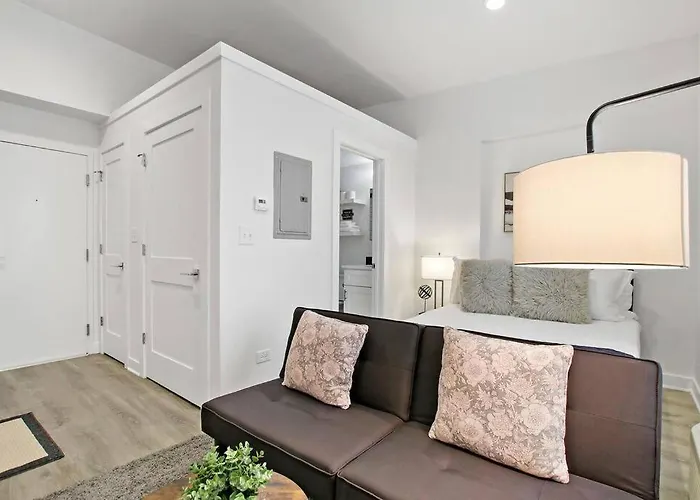 With Laundry, Near Shops! - Montrose Rep Apartamento