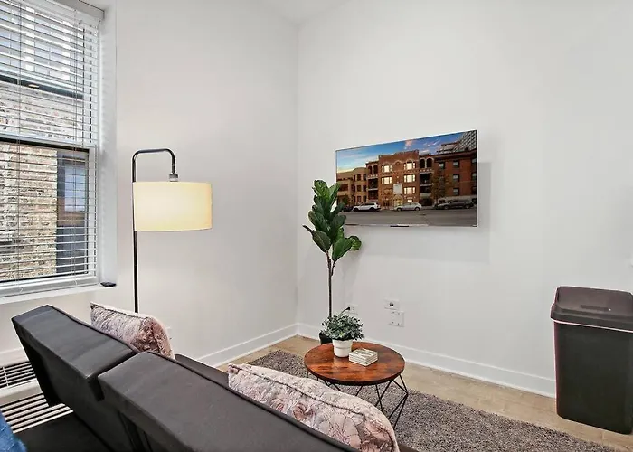 With Laundry, Near Shops! - Montrose Rep Chicago