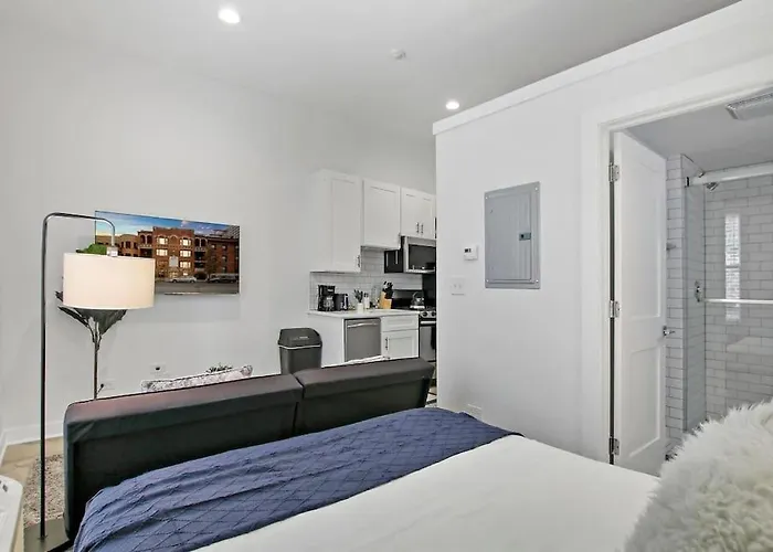 With Laundry, Near Shops! - Montrose Rep *